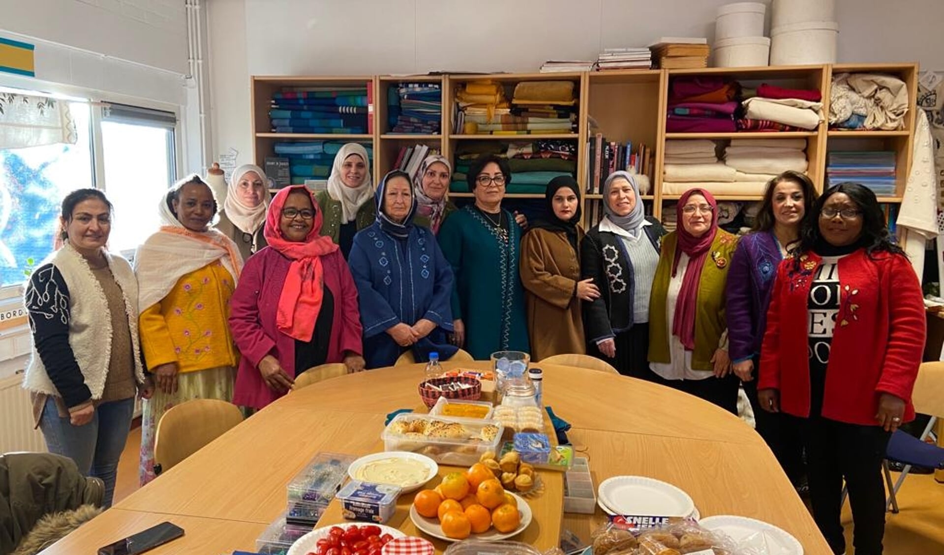 De groep vluchtelingvrouwen en vrijwilligers van About a Jacket vertrok woensdagmorgen voor de opening van de tentoonstelling naar het TextielMuseum in Tilburg.
