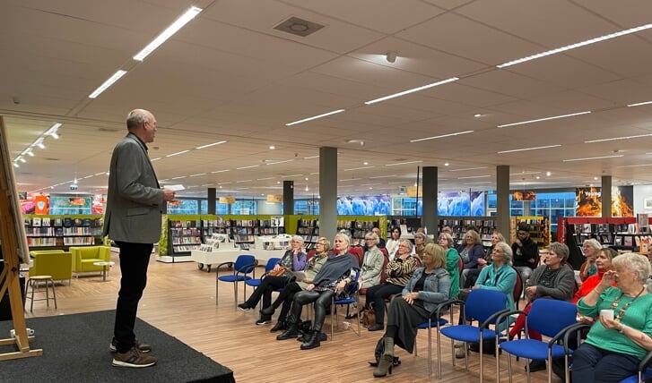 Gerard Hendriks, directeur van de Bibliotheek aan de Vliet, houdt een toespraak bij de opening van de Open Wand-tentoonstelling.