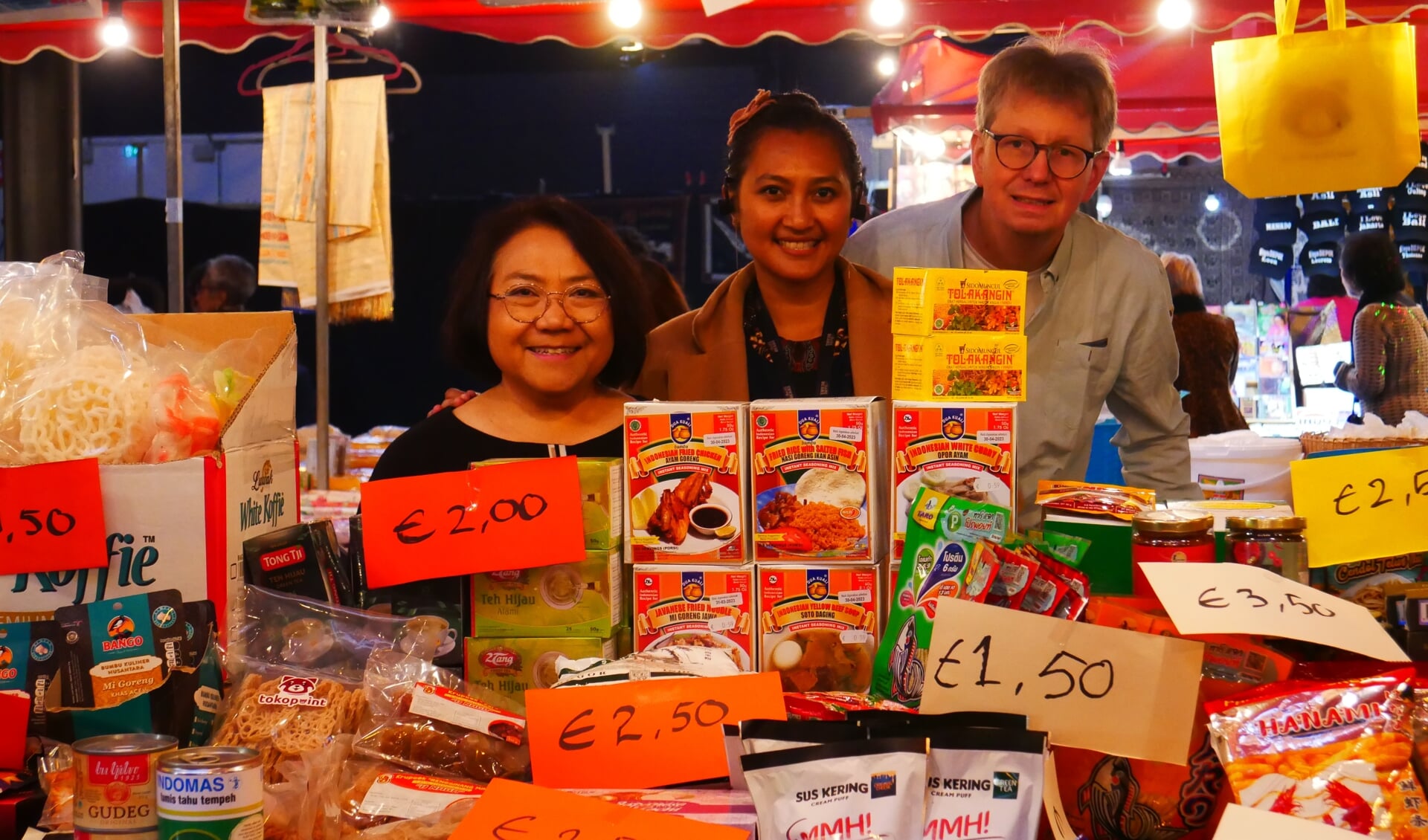 Sari, Linda en Willem-Jan verkopen allerlei Aziatisch, langer houdbaar eten.