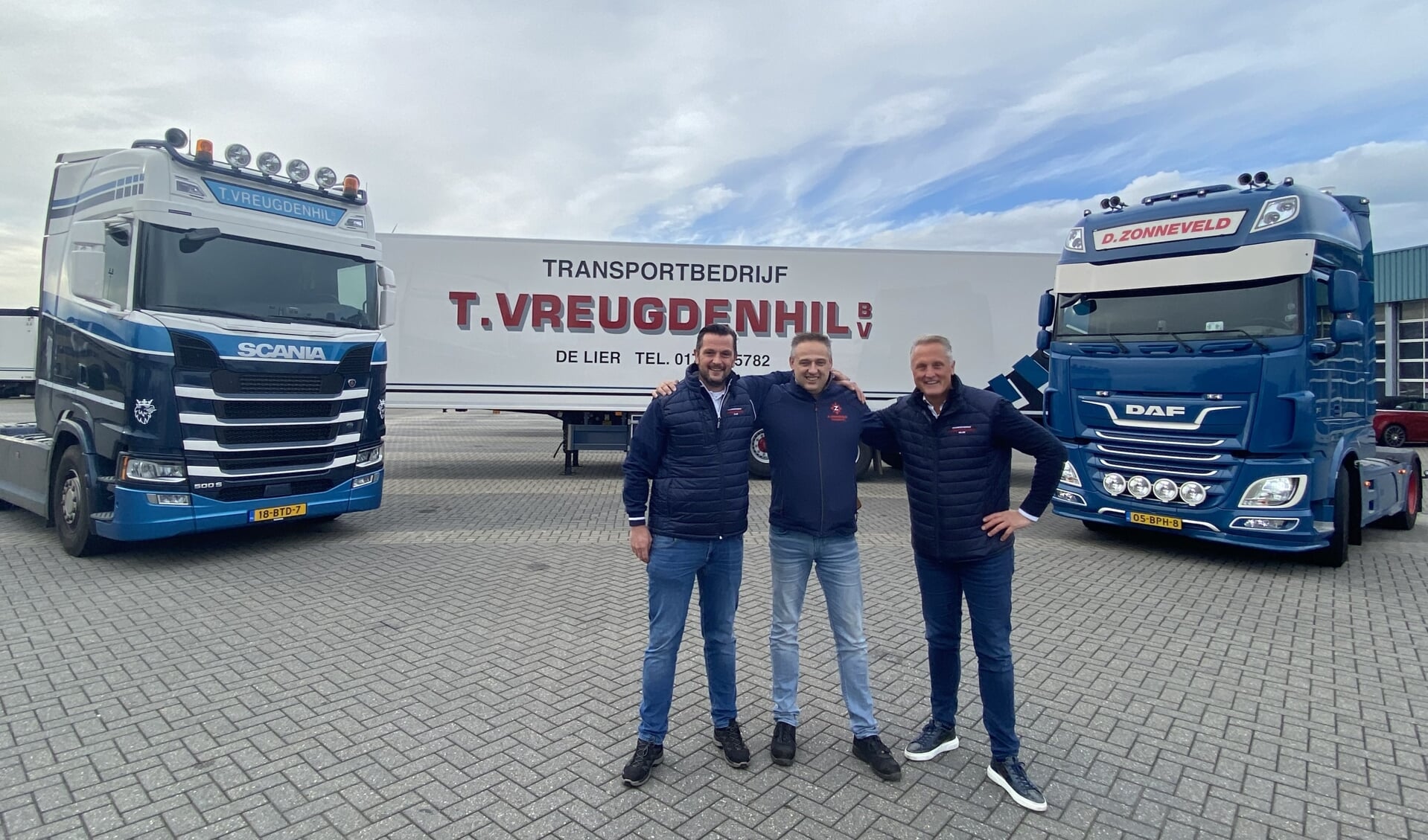 Tim Vreugdenhil, Peter van Velden (D. Zonneveld Transport b.v.) en Ton Vreugdenhil gaan de krachten bundelen. Ze zien de toekomst zonnig tegemoet.
