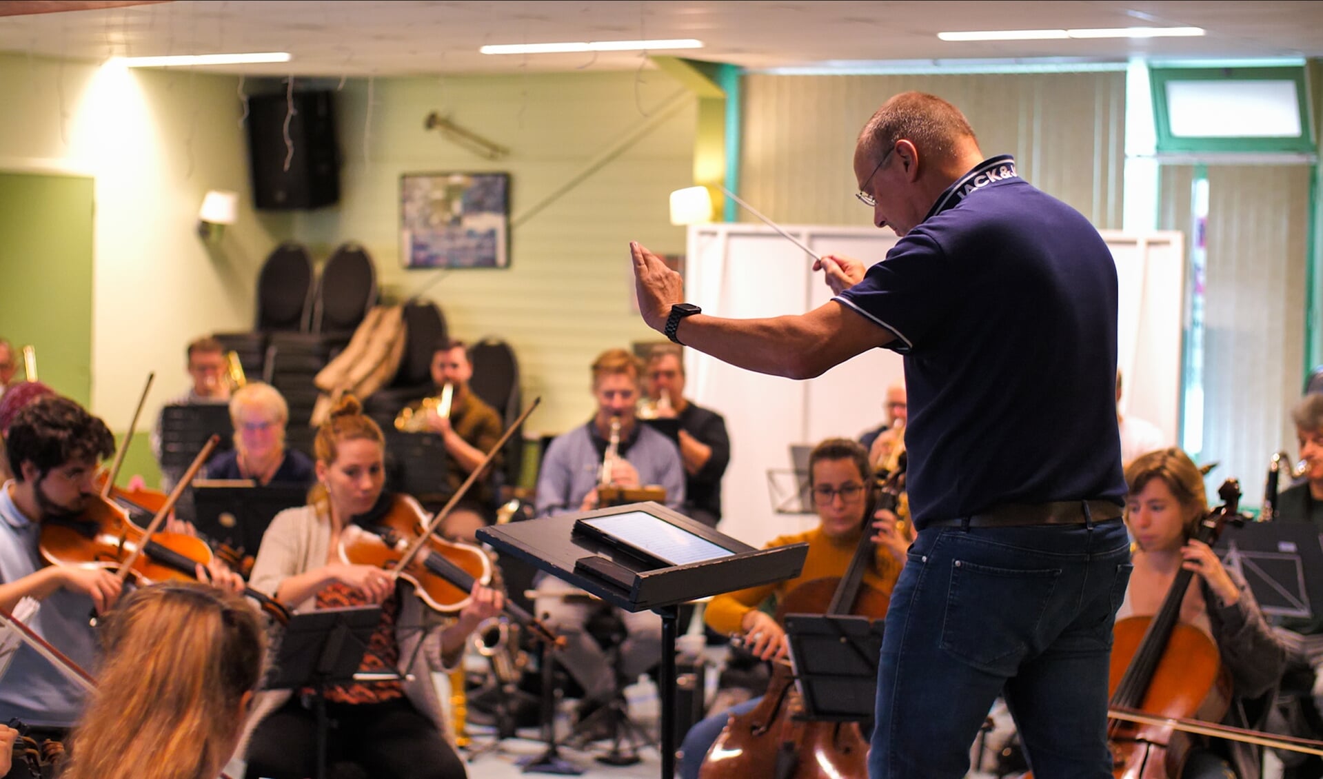 Dirigent Henk Ummels repeteert voor de CineMusic Experience.