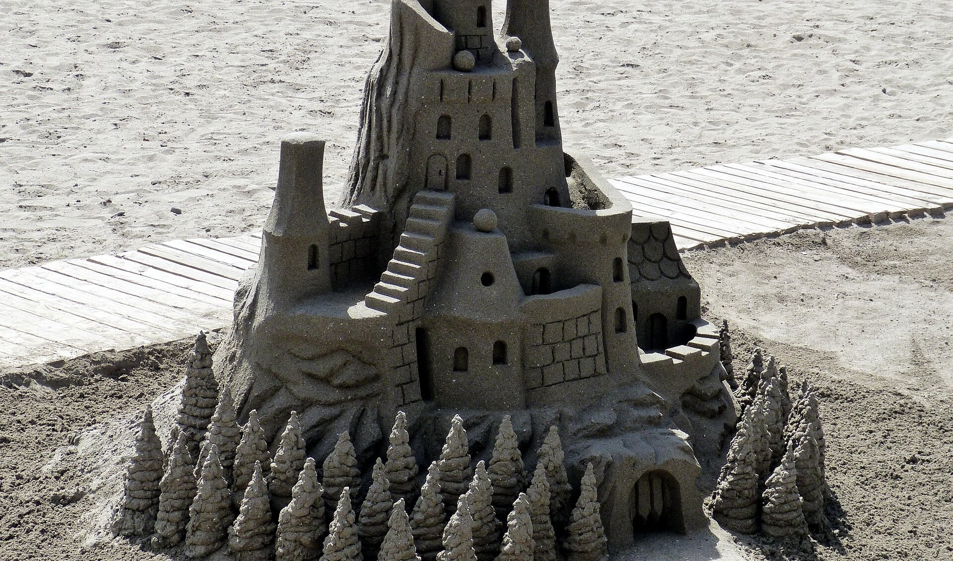 Sprookjes worden uitgebeeld in zand, tijdens het concert van Kunst na Arbeid.