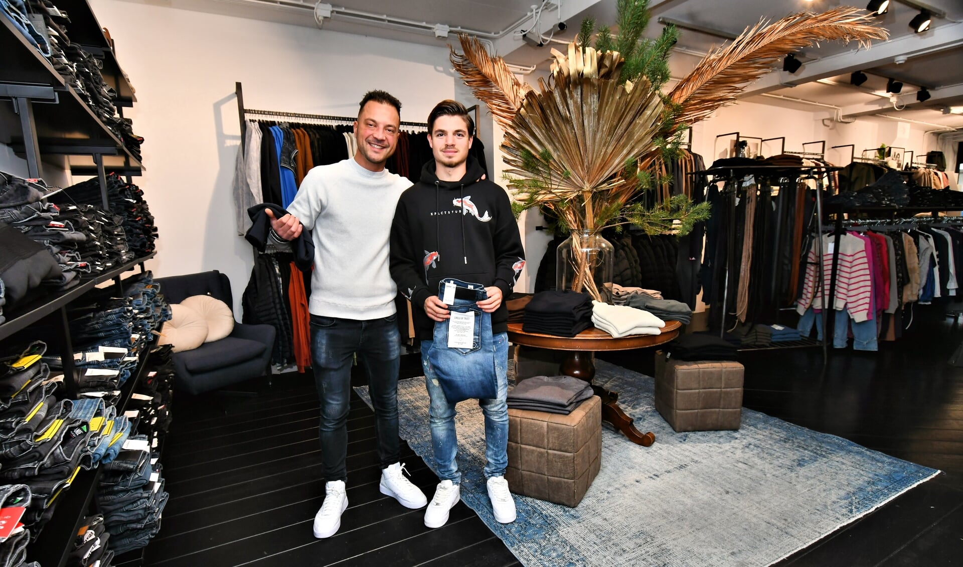 Marko Rosic (links) en am Lagerweij heten de bezoekers van harte welkom in The Labels Fashion.