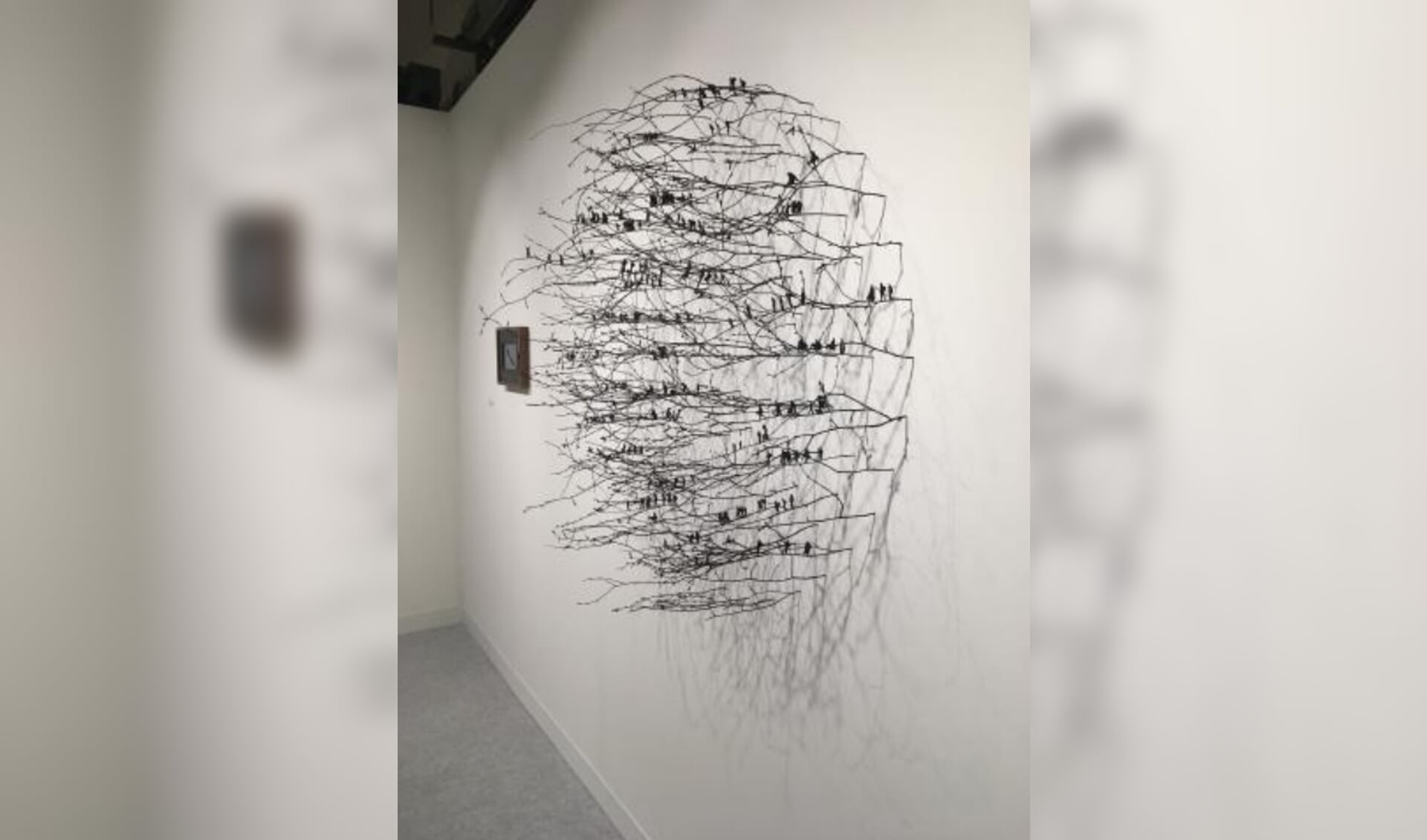 Anita Groener, Citizen and Blink, 'Prolonged by a hundred shadows' (2018), papier, garen en beschilderde takjes, diameter 110 cm. Collectie van de kunstenaar.