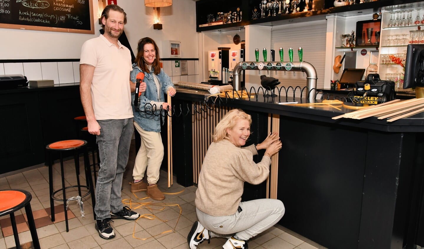 Het klusteam aan het werk bij de bar van het clubhuis. v.l.n.r. Paul en Gabriëlla de Vries, knielend Barbara Natzijl. 