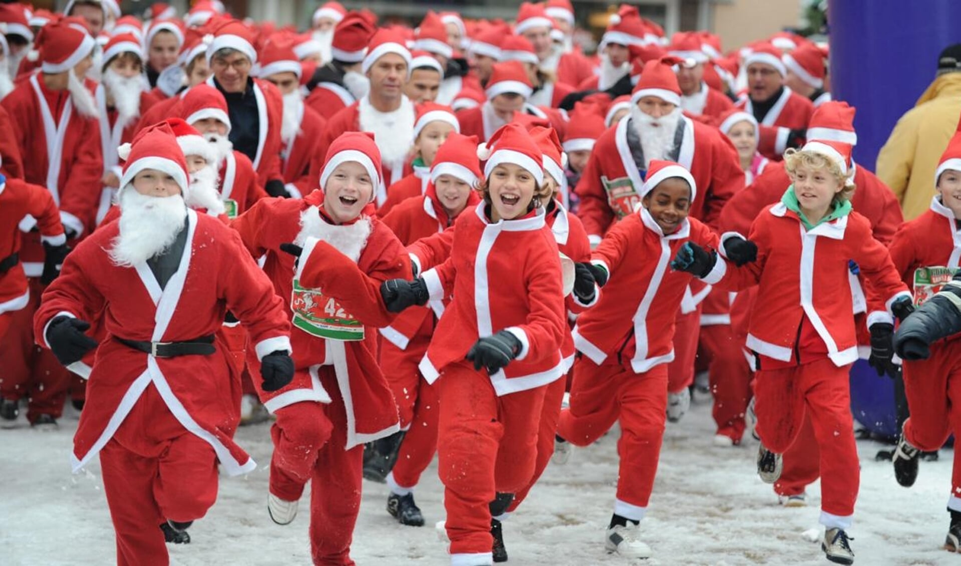 Indrukwekkend gezicht, al die rennende kerstmannen en -vrouwen!