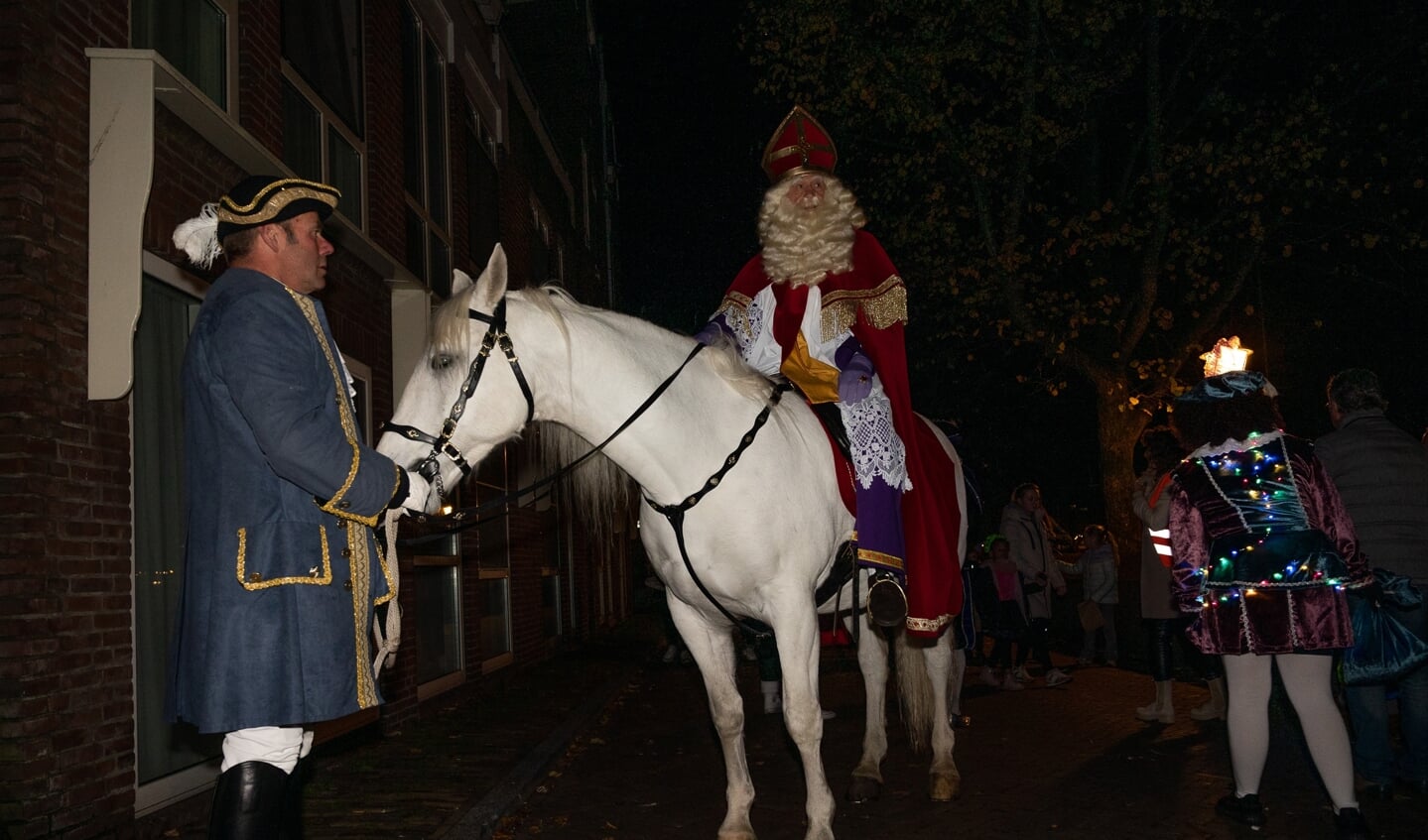 Ozosnel was even zoek, maar gelukkig kon Sinterklaas de route in de binnenstad op zijn paard volbrengen.