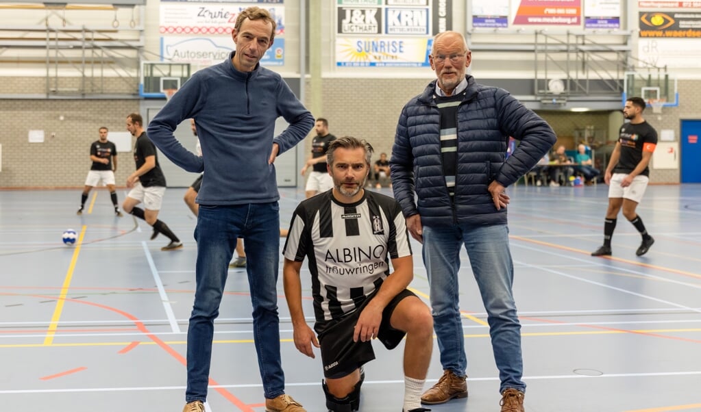 Namens Stichting Recreatiezaalvoetbal Heerhugowaard Coen Jong (l), Ronald Eeken (m) en Willem Visser.
