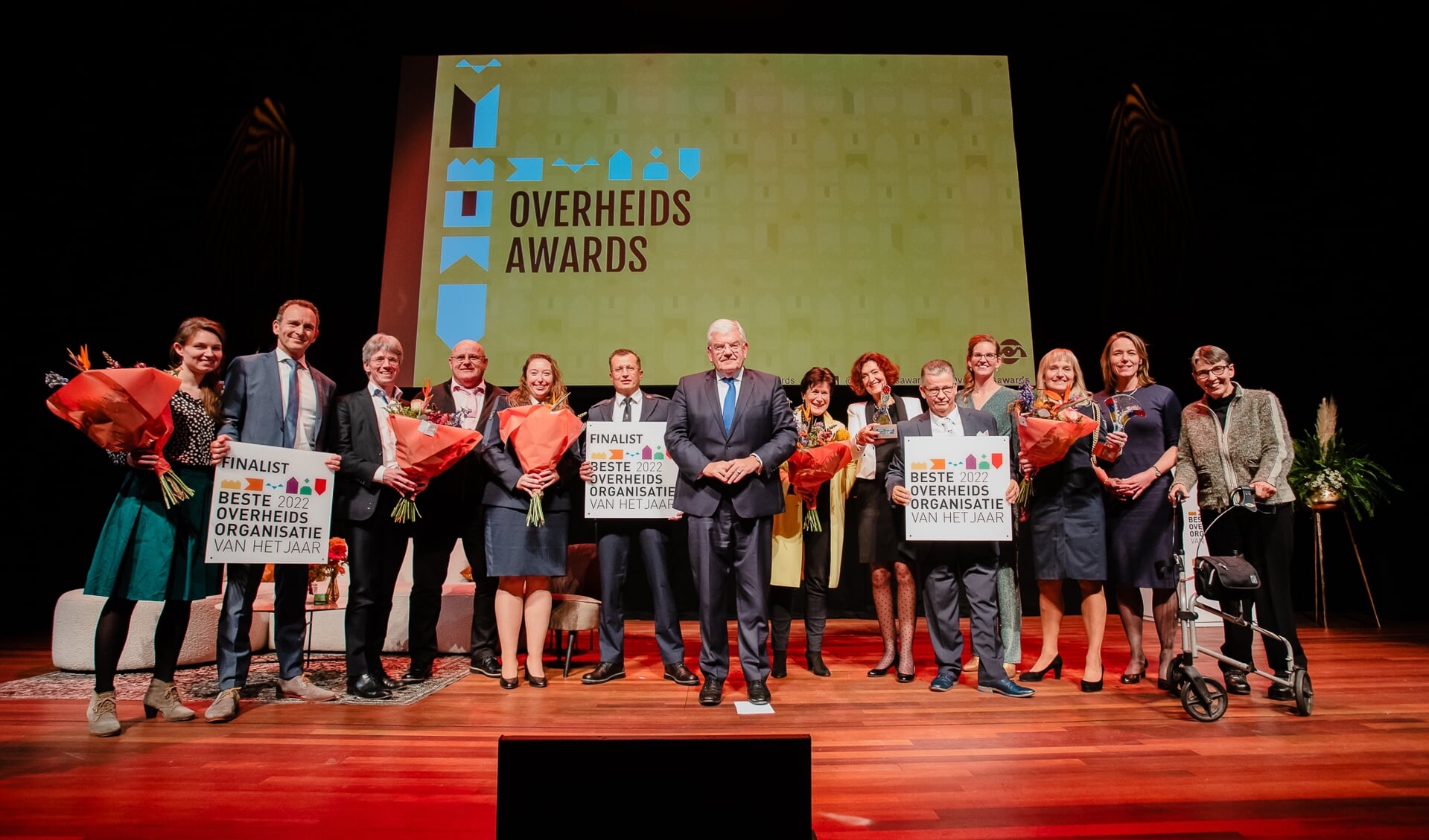 Voorzitter van de jury Jan van Zanen (Burgemeester Den Haag) met links en rechts van hem de finalisten (Nederlands Forensisch Instituut en Douane) en winnaar (WerkSaam Westfriesland). 