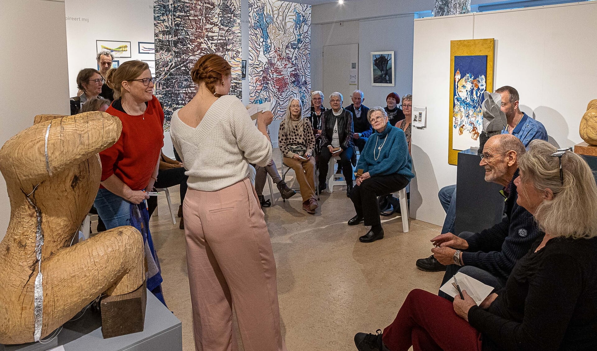 40 deelnemende Maassluise Kunstenaars, kunstenaars van KunstWerkt en andere bezoekers in Museum Maassluis gingen met elkaar in gesprek over de expositie ONTMOETINGEN - BIS. 