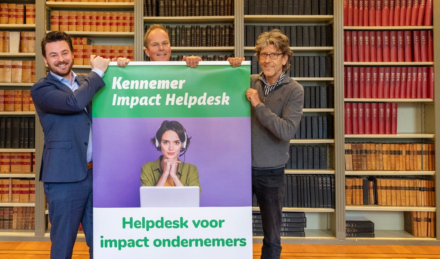 Wethouder Robbert Berkhout brengt, met behulp van Edwin Teljeur en André Brasser (Stichting Stadsgarage) de Kennemer Impact Helpdesk in de lucht.