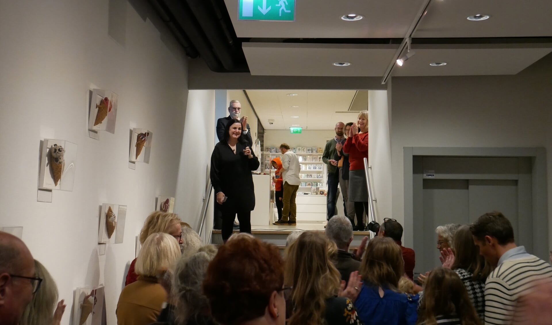 Kate Jenkins houdt een toespraak tijdens de opening van de expositie op 27 november in Museum Rijswijk. Achter haar directeur Arnoud van Aalst, uiterst rechts conservator Diana Wind.
