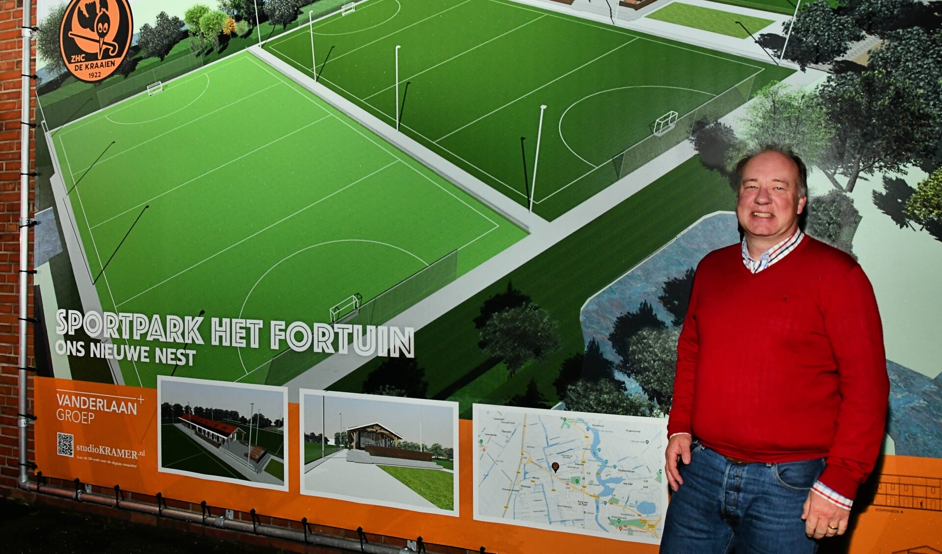 Voorzitter Peter Wieringa bij de fotowand met daarop sportpark Het Fortuin, het toekomstige onderkomen van De Kraaien. 