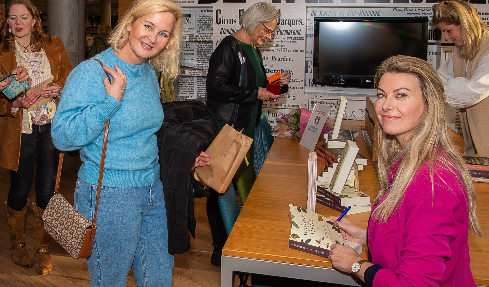 De Purmerendse Barbara Ceria laat haar gekochte boek signeren door Susan Smit. 