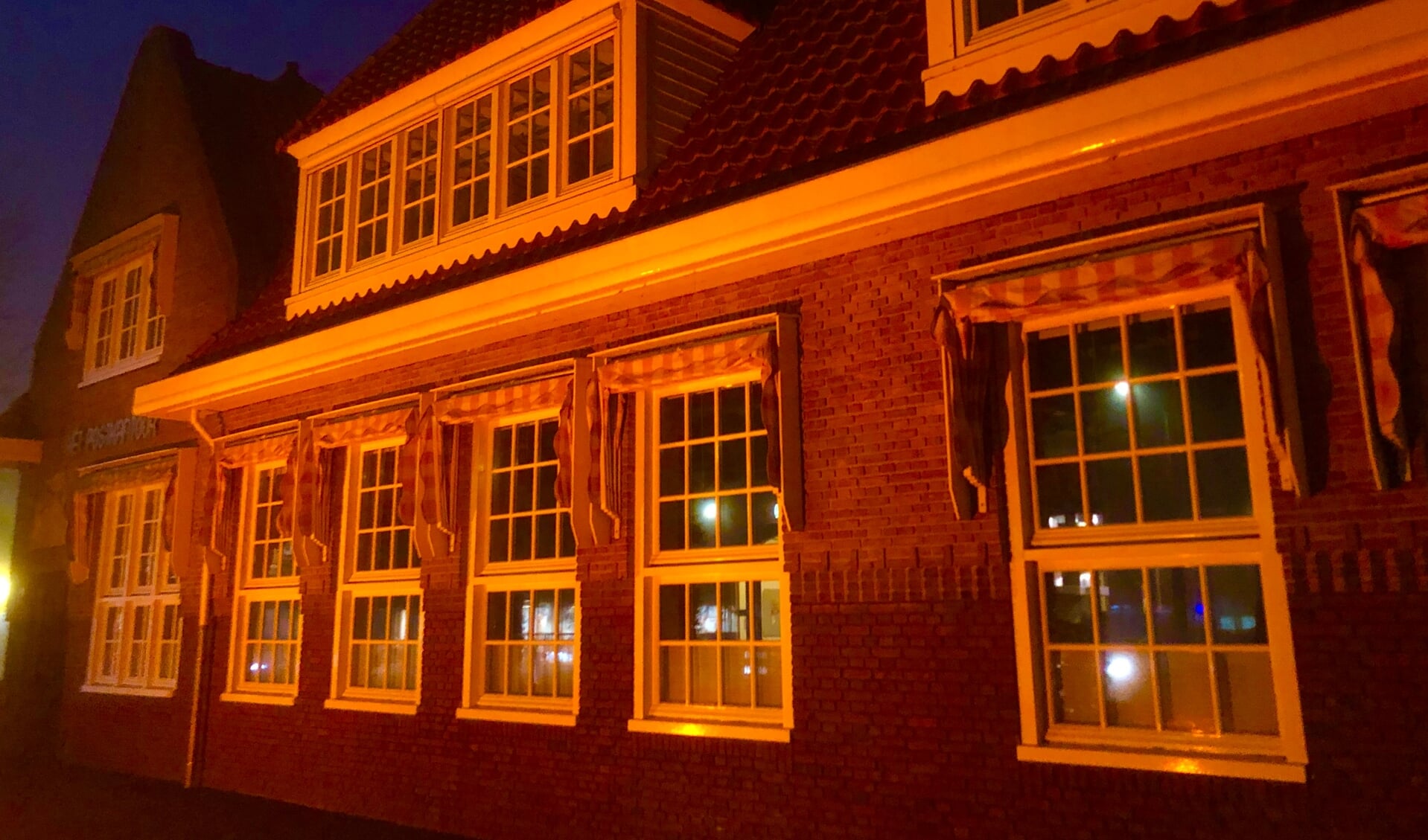 Het Postkantoor in Bovenkarspel kleurt oranje.