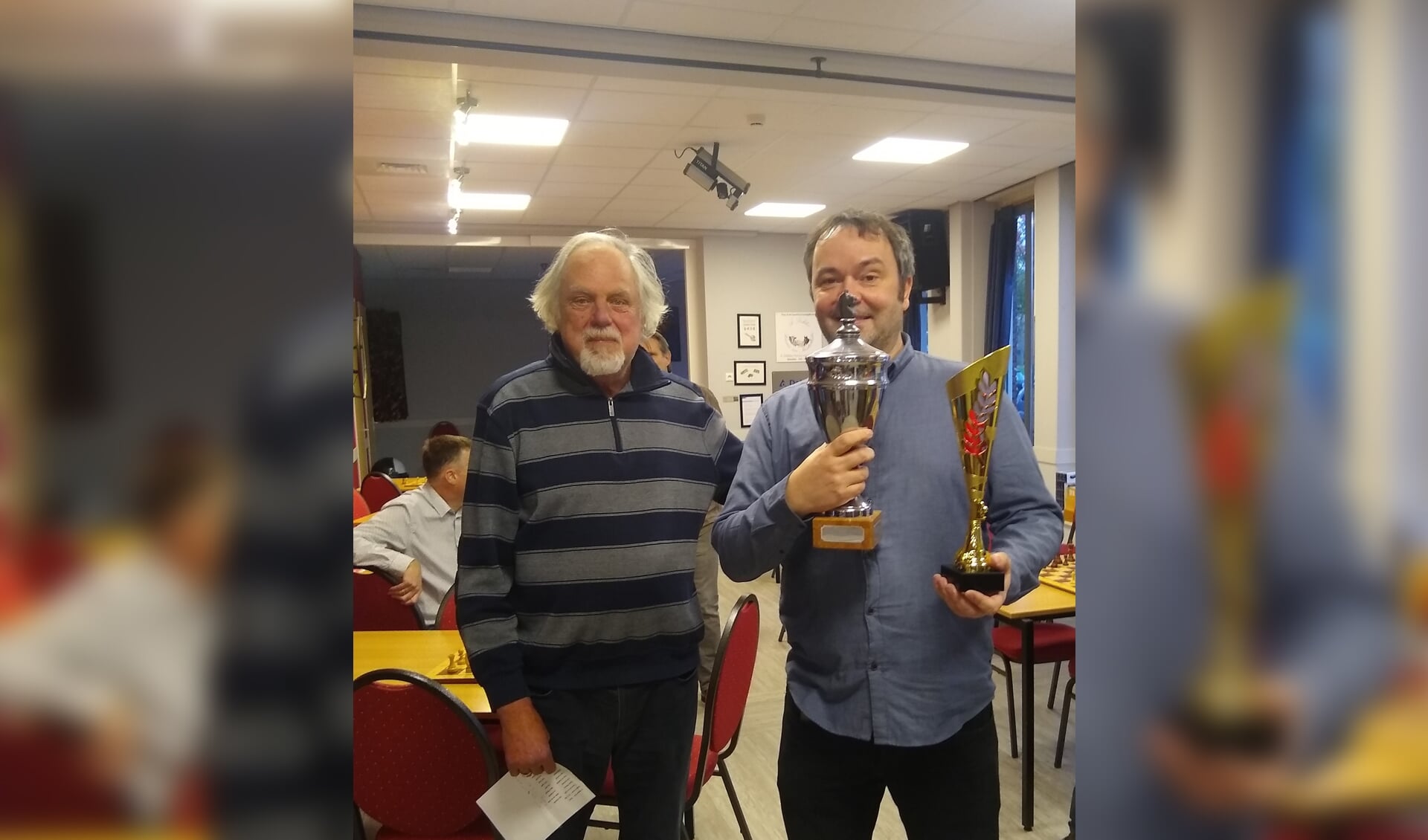 Voorzitter Piet de Jong met winnaar Hans Hollander.