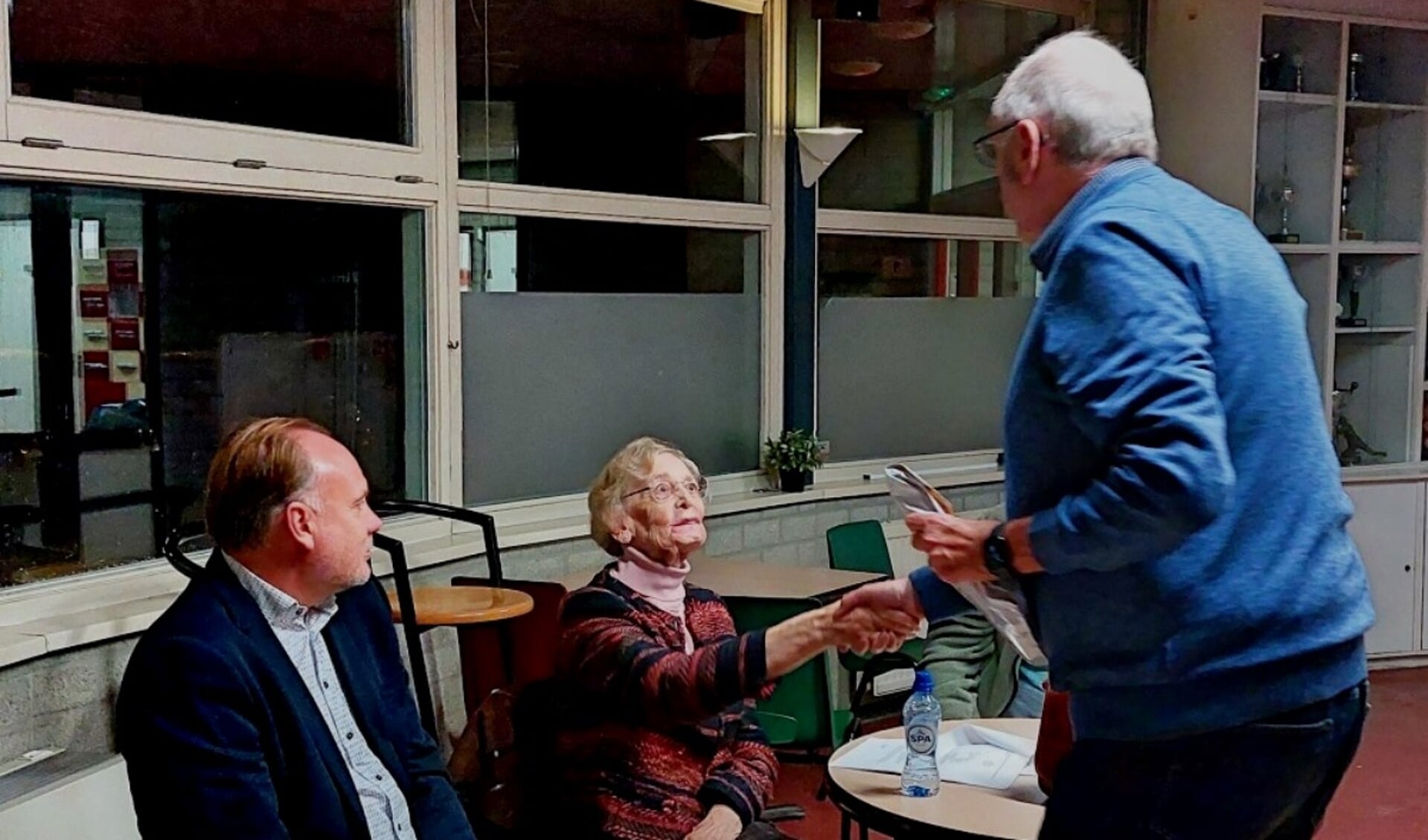 Voorzitter Marcel de Kort zette Rina Könemann tijdens de ledenvergadering in het zonnetje. (Foto: PR)