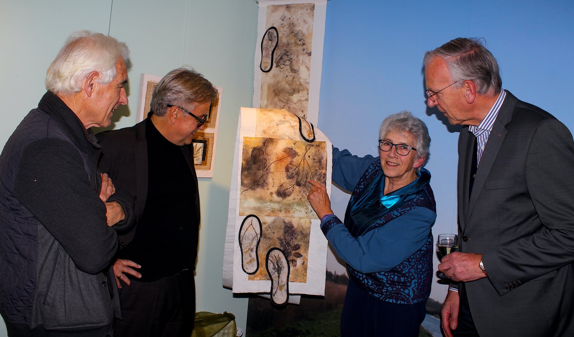 Elly Nederpeld uit Aarlanderveen exposeert in Nieuwkoop, Woerden én het Boskoopse Boomkwekerijmuseum. Hier met vlnr voorzitter Michiel Gerritsen, wethouder Gert van den Ham en Archeon-directeur Jack Veldman. 