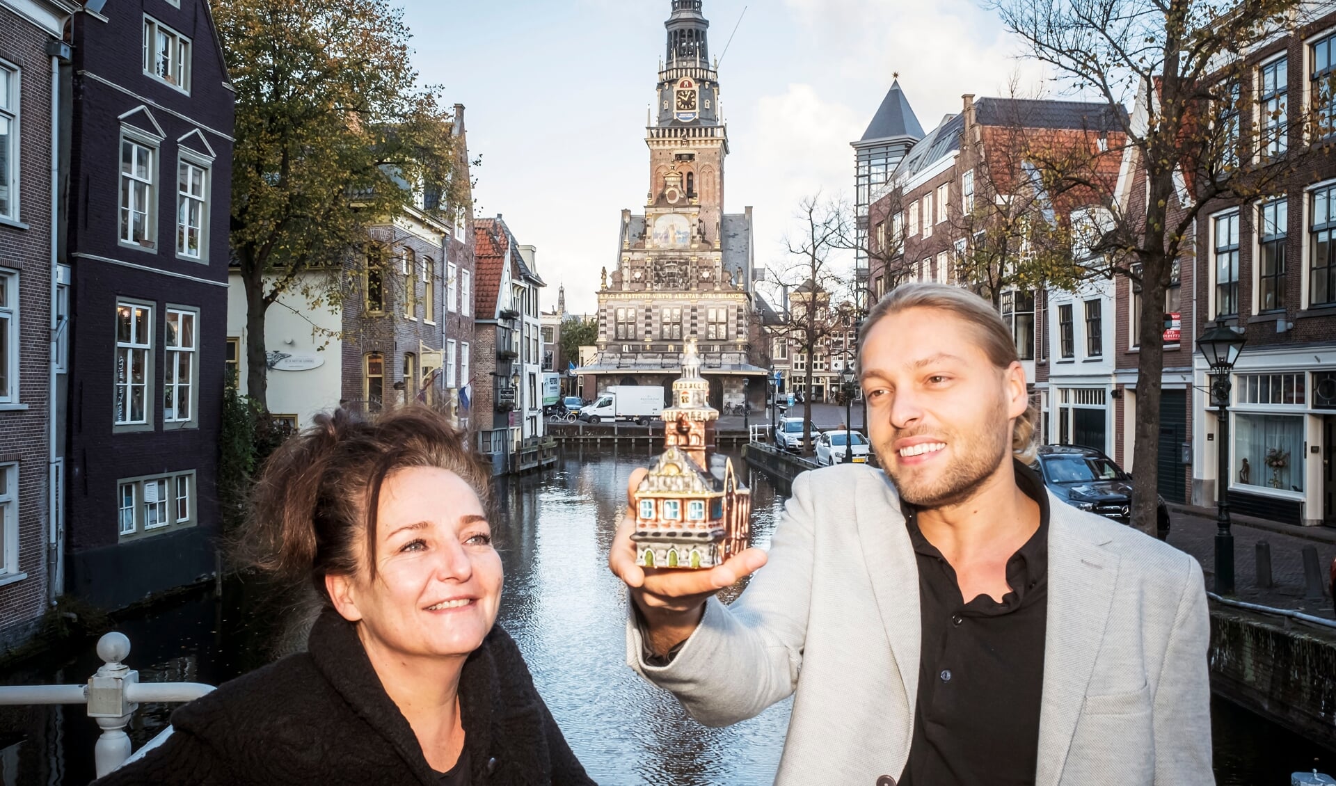 Froukje Postma en Joost Rijs met hun replica van de Waagtoren voor in de kerstboom.