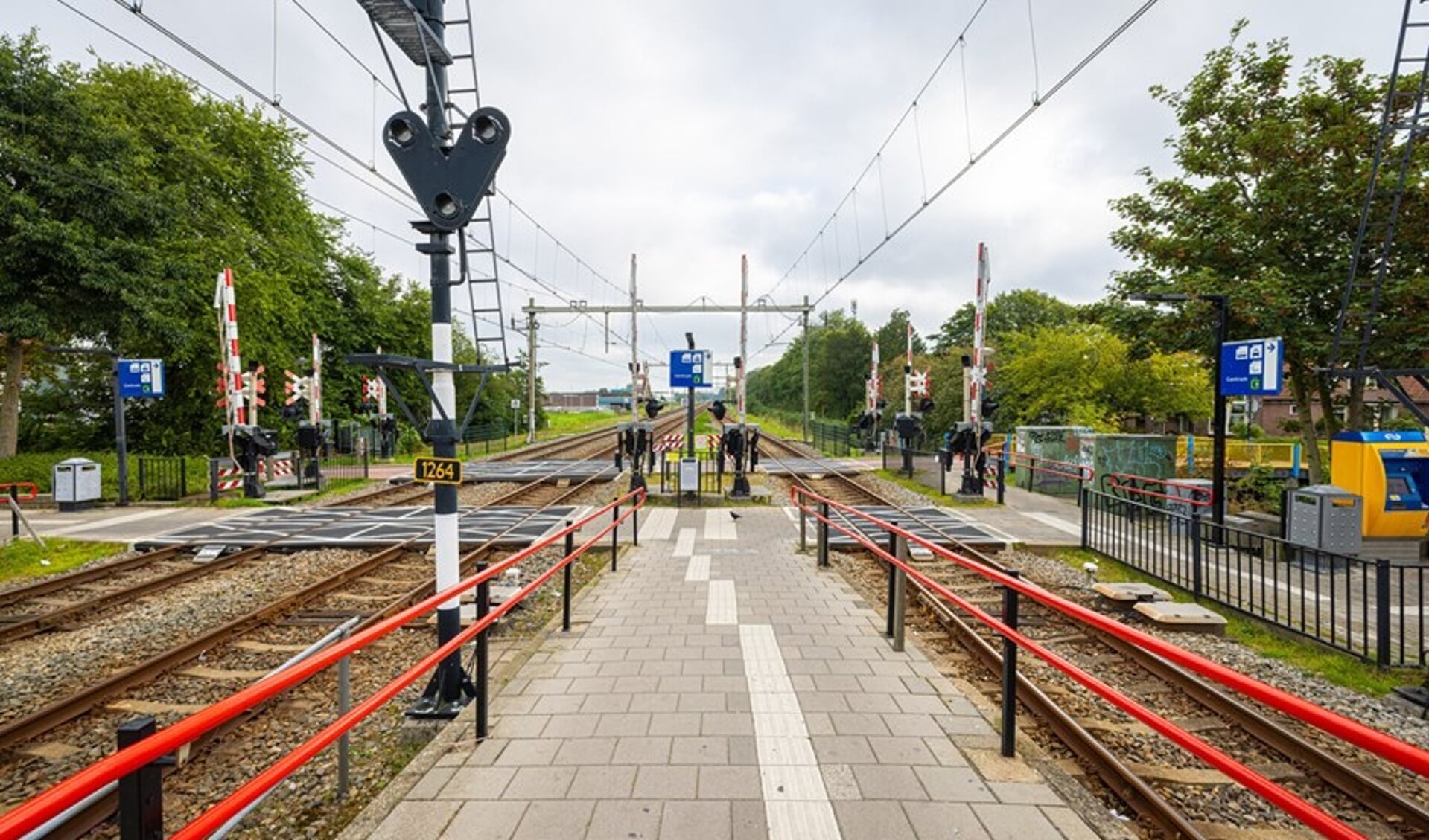 Spoorovergang bij station Heerhugowaard. Reizigers waarderen het station met een 7,0.