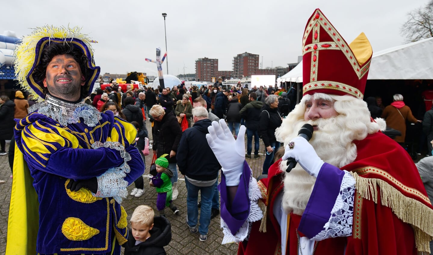 Gezellig feesten, zingen en springen met Sinterklaas die ook Feestpiet Fiësto heeft meegenomen naar de Burcht.