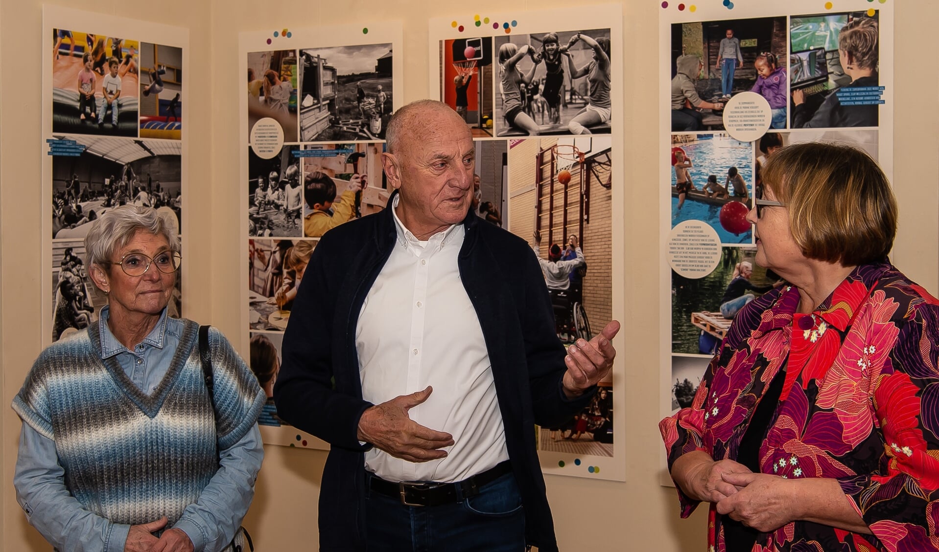 Initiatiefnemer van PurVak Dick Hansen, bekijkt met zijn vrouw (links) en conservator Saskia van den Berg de tentoonstelling 50 jaar PurVak. 