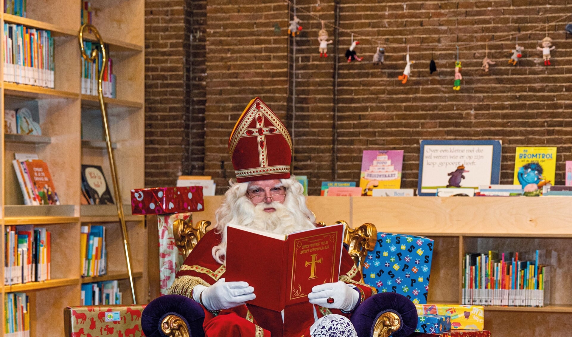 Sinterklaas komt graag in de bibliotheek in de Korenbeurs. (foto: John Middelkoop) 