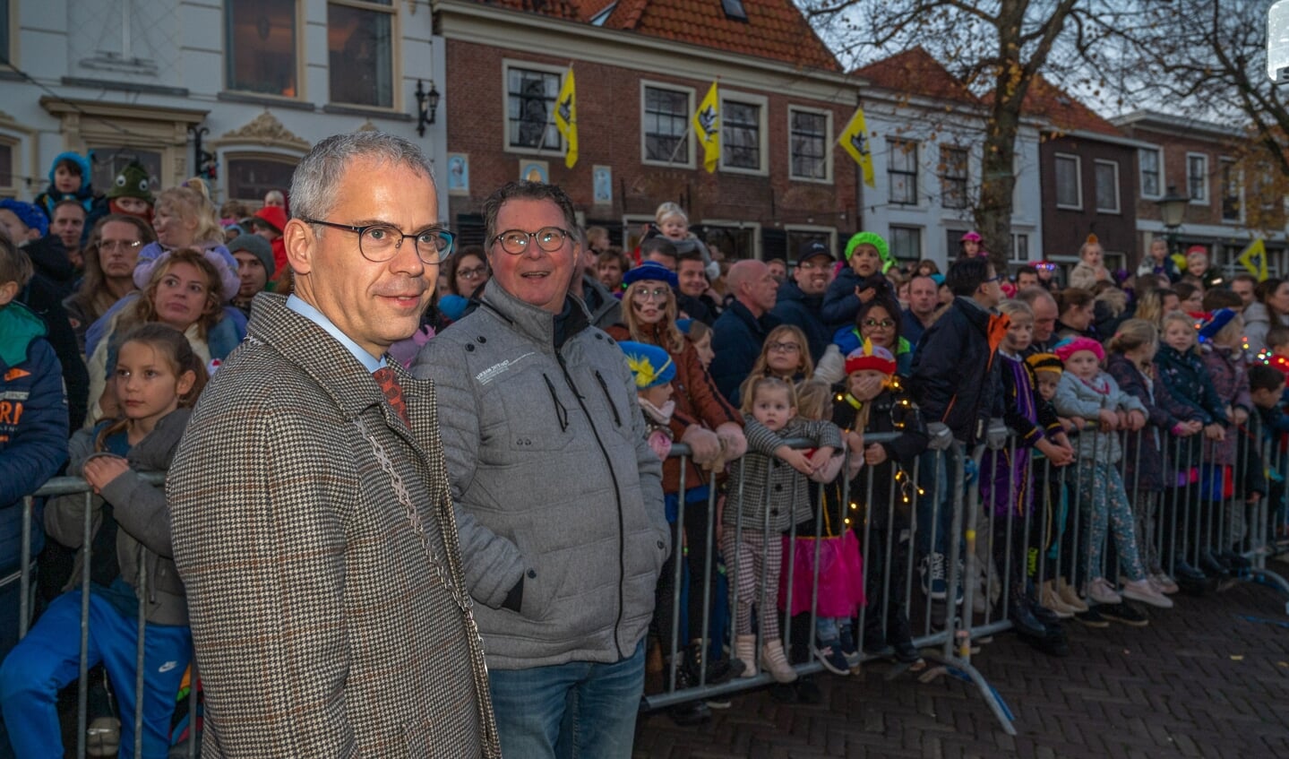 Waarnemend burgemeester Dennis Straat en Bert de Jong van de STEM moeten nog even wachten. Sinterklaas en zijn pieten zijn er bijna.