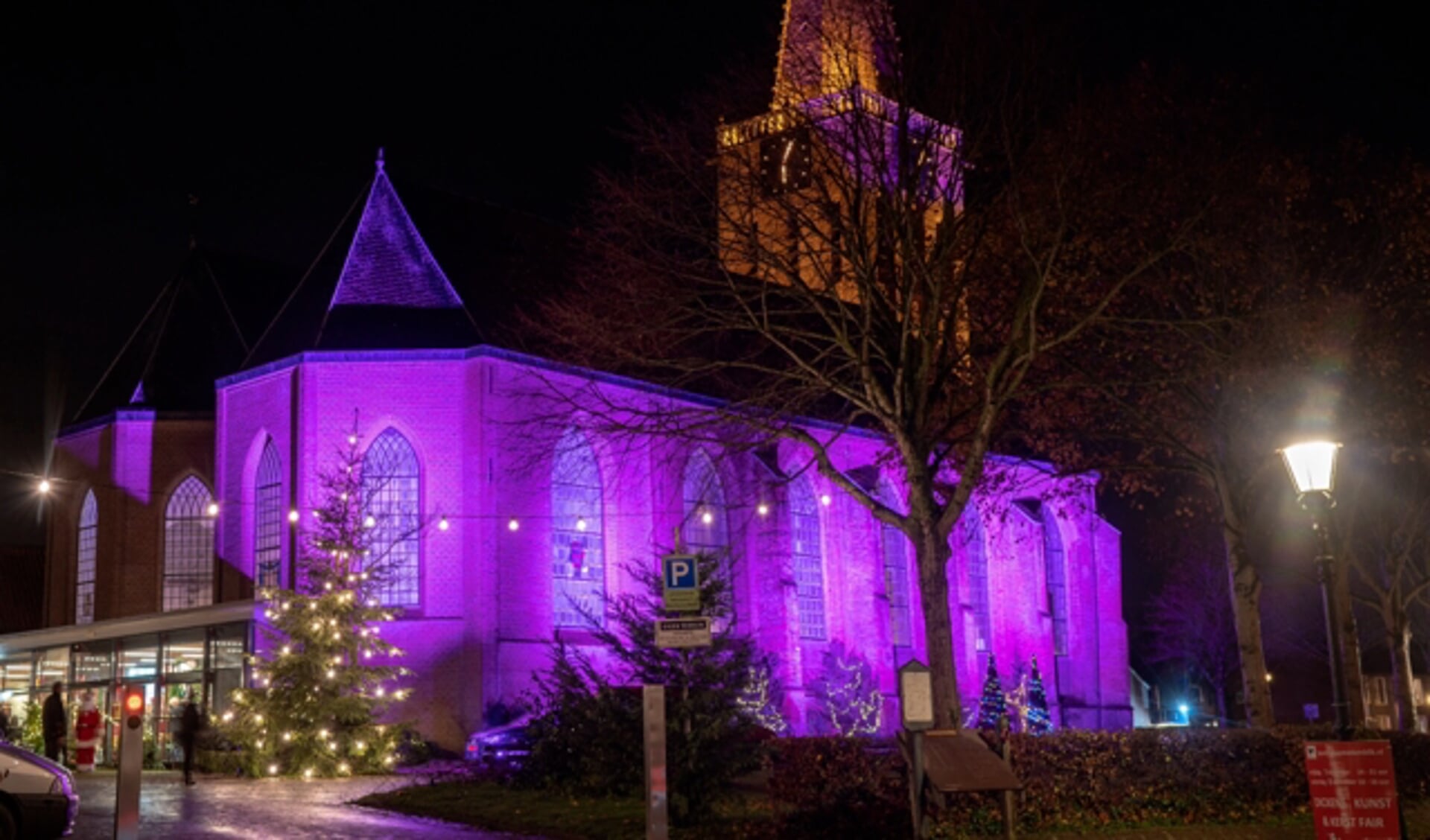 De kerk is verlicht tijdens de Dickens kunst- en kerstfair.