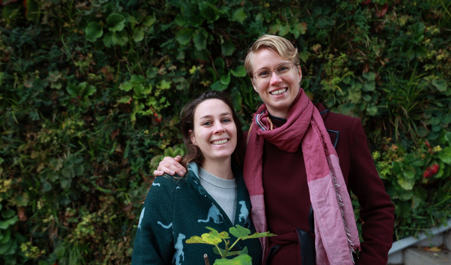 Iris (l) en Petra willen vanuit hun rol als klimaatburgemeester Dijk en Waarders inspireren duurzamer te leven.