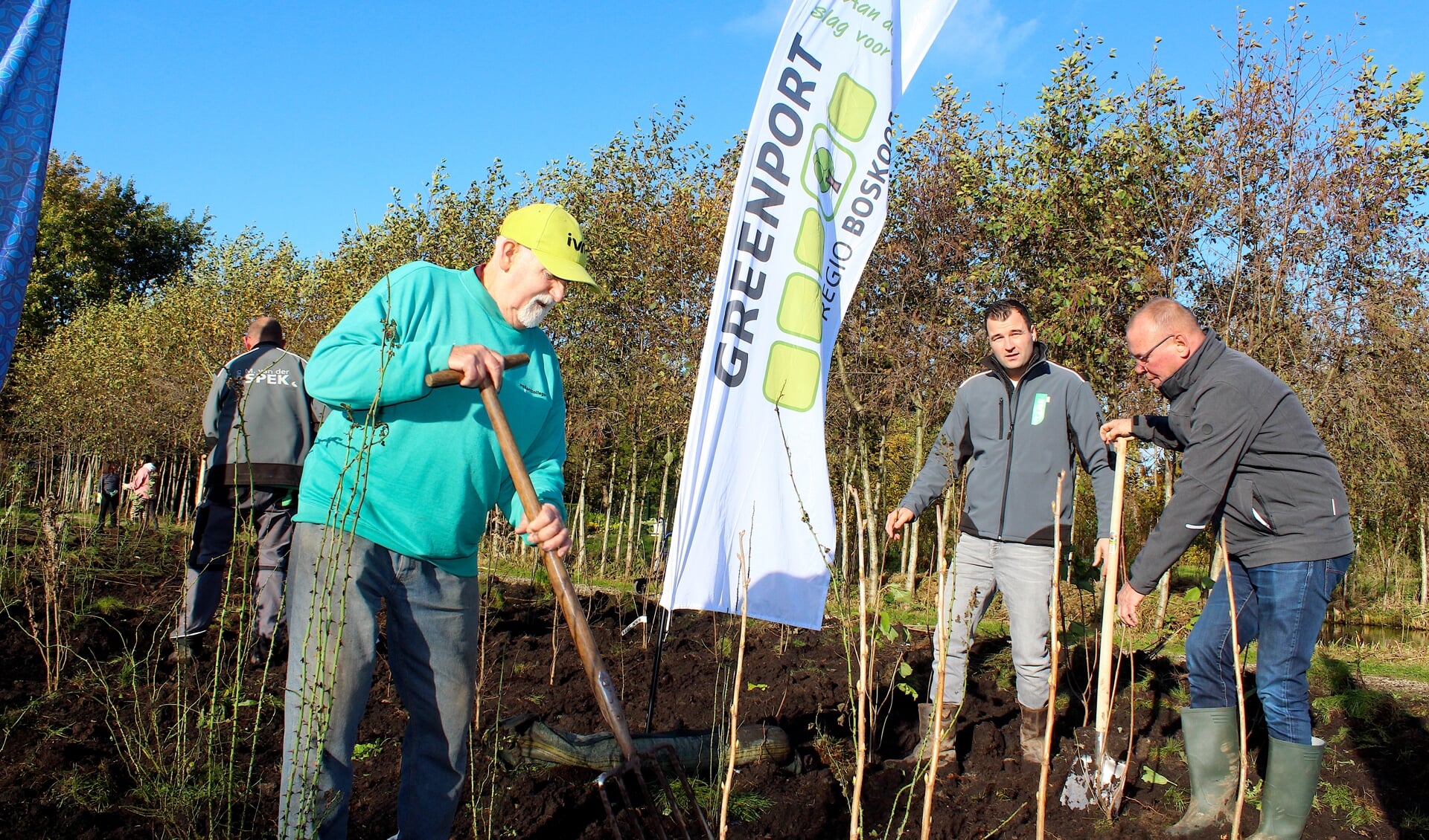 Initiatiefnemer Arie Cees de Jong (re) bezig met aanplanten van het vogelbos, samen met klimaatburgemeester Hans van Dam (li) en Robbert-Jan van der Spek (mi).