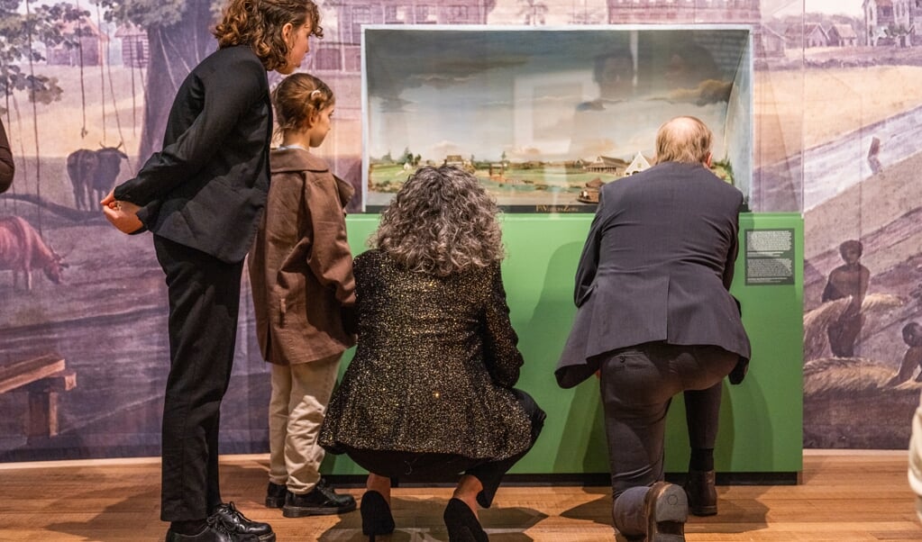 Donderdag 24 november werd de tentoonstelling Plantage Alkmaar officieel geopend. De tentoonstelling geeft inzicht in de rol van Alkmaar tijdens de trans-Atlantische slavenhandel.