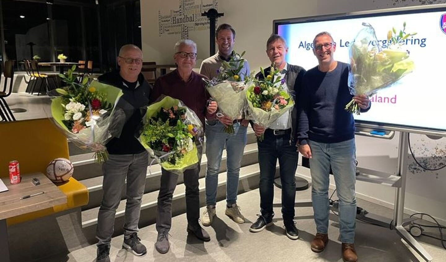 KethelSpaland zette zijn jubilarissen in de bloemen. (Foto: PR)