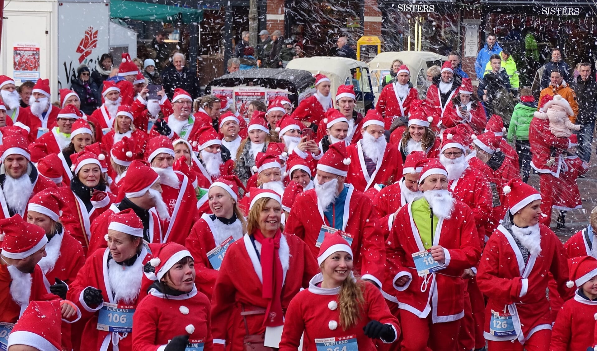 De kerstmannen lopen dit jaar voor het eerst door 's-Gravenzande.