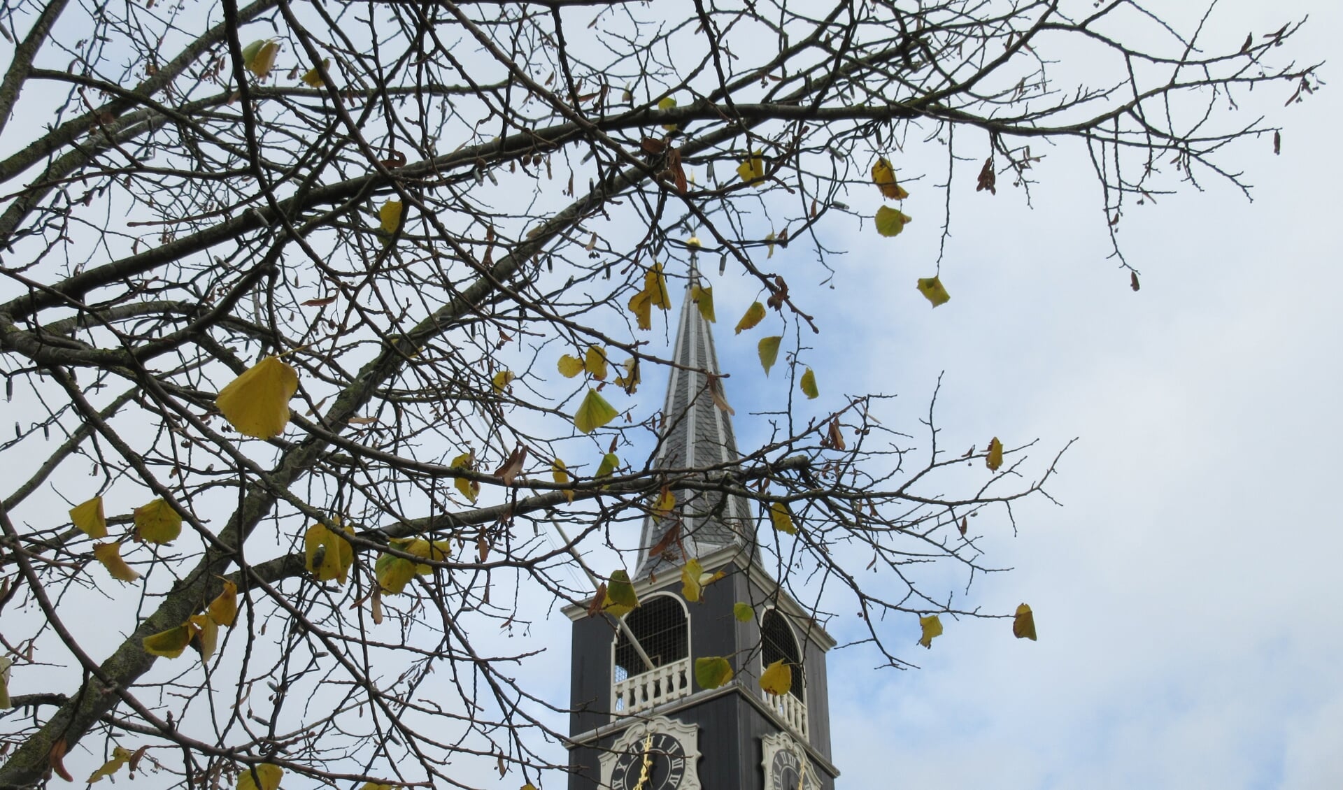 Wie kan zich Oostzaan voorstellen zonder de kerk met de ranke toren die boven Oostzaan uitsteekt?
