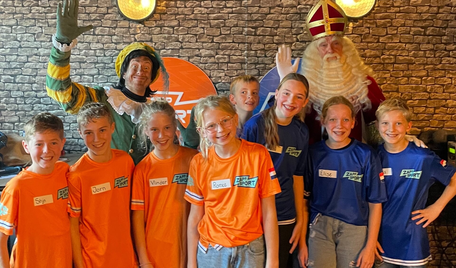 Team Oranje en Team Blauw met Sint en Piet