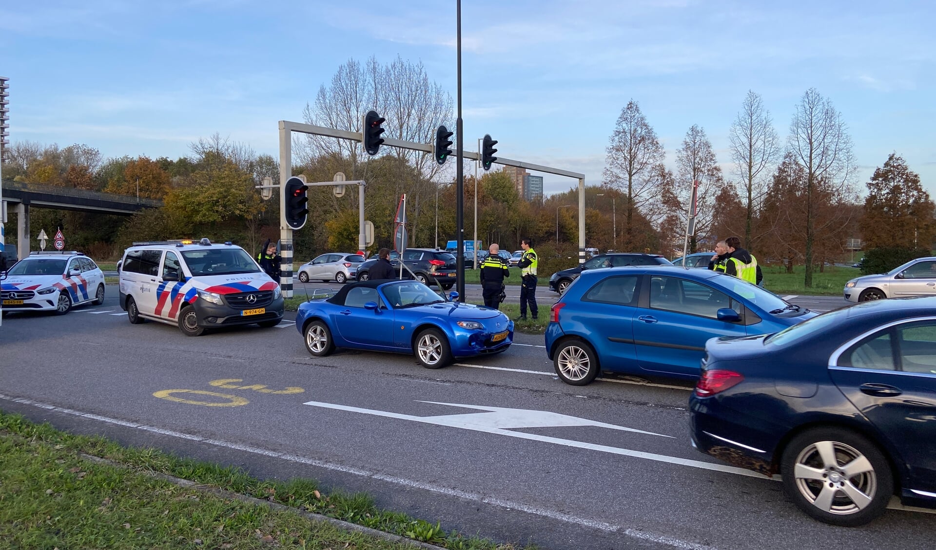 Door een kop-staartbotsing op de Prinses Beatrixlaan ontstond er 24 november een verkeerschaos.