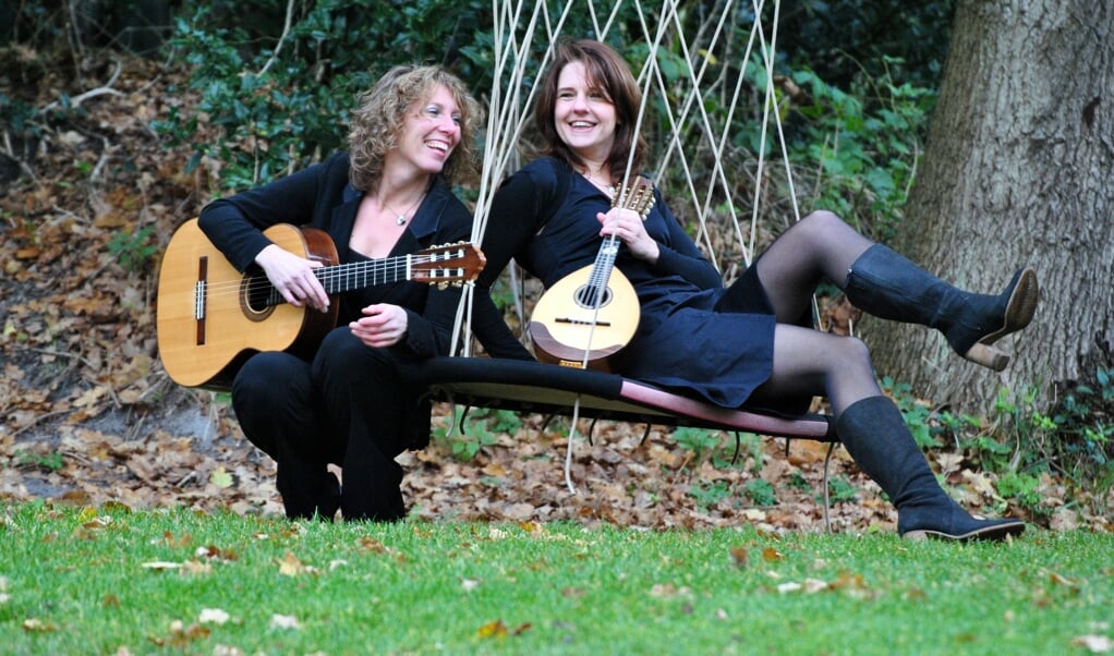 Martine Sikkenk (mandoline) en Nelleke Boosman (gitaar).