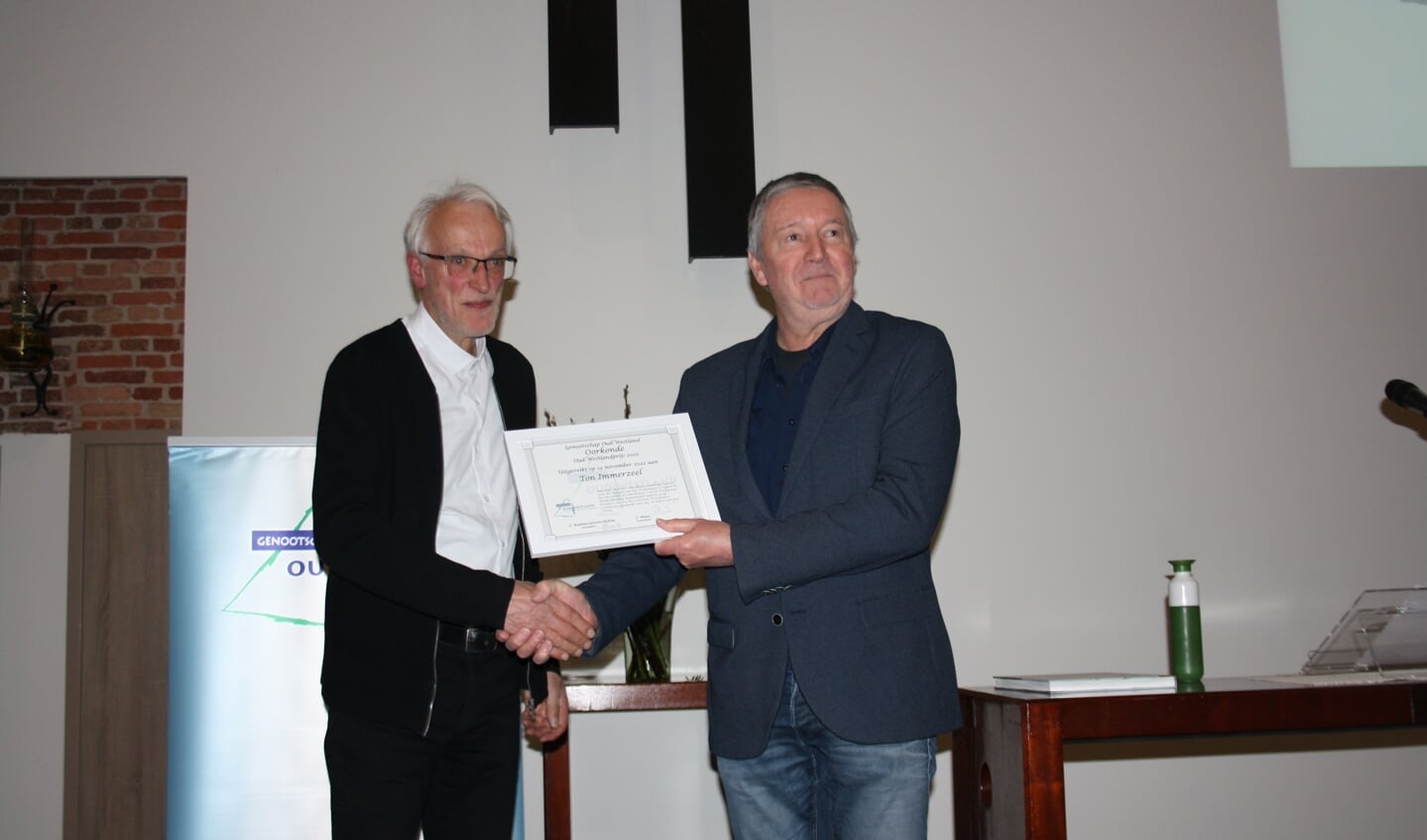 Juryvoorzitter Adri van Vliet (l.) overhandigt de oorkonde aan Ton Immerzeel.
