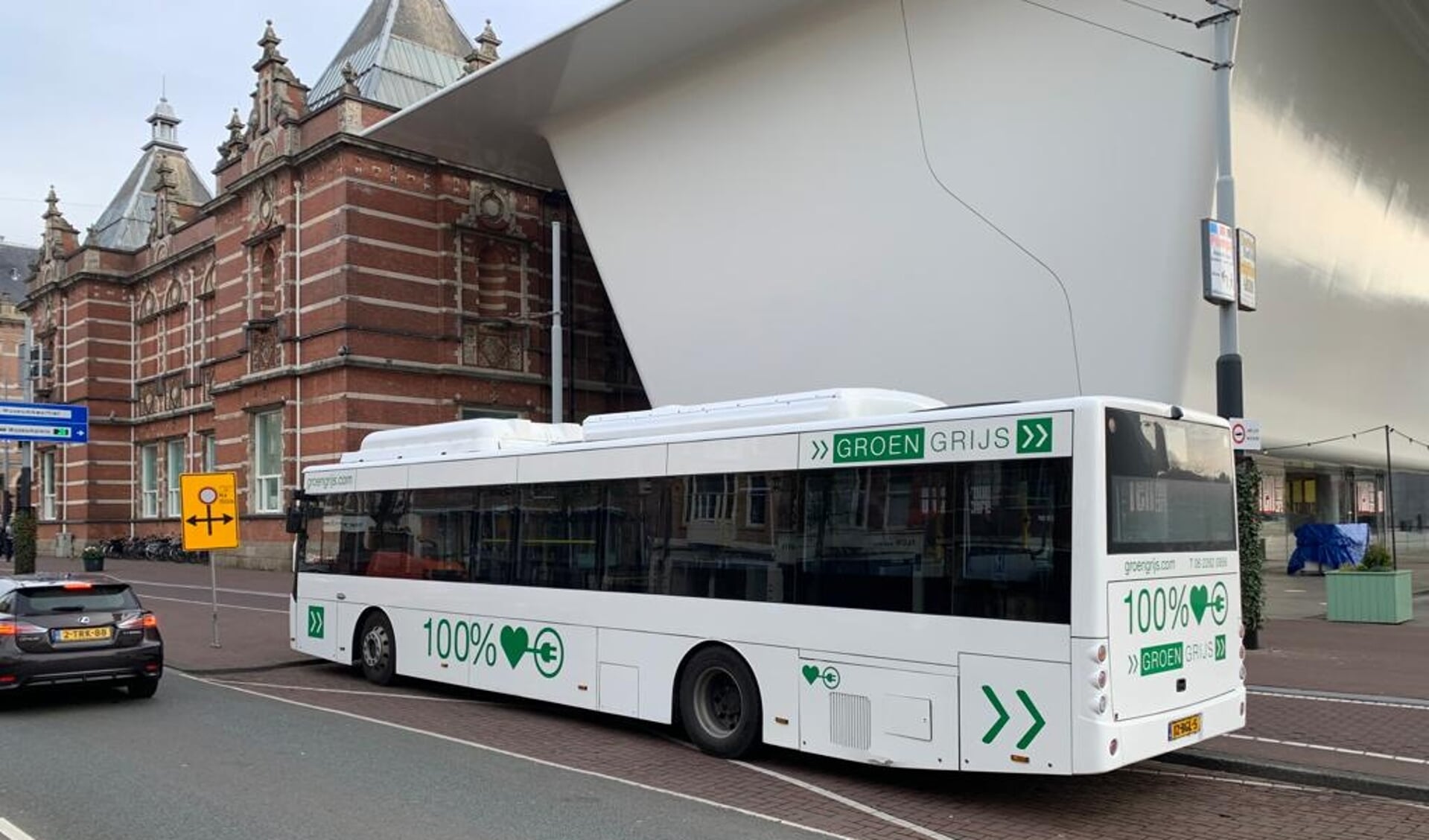 Een elektrische Groengrijsbus heeft schoolkinderen uit Badhoevedorp naar het Stedelijk museum in Amsterdam gebracht.