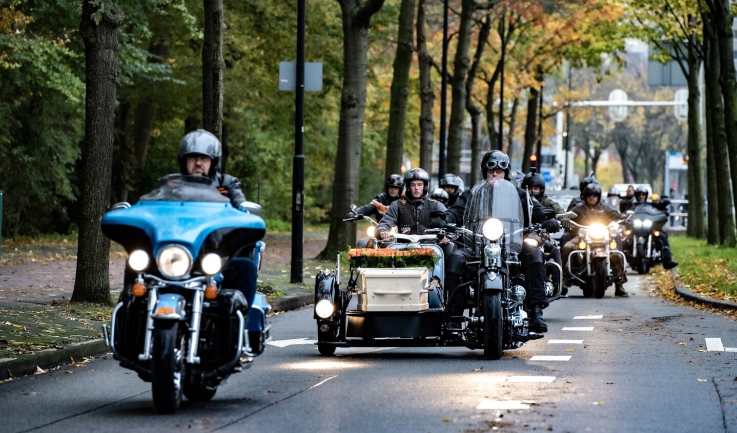 In de begrafenisstoet door Rijswijk op 18 november reden minstens 60 motorvrienden mee.