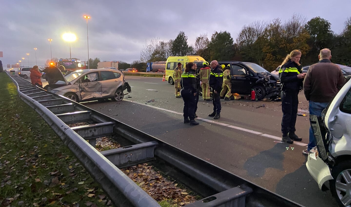 De bestuurder van een bedrijfsbus zag de file te laat.