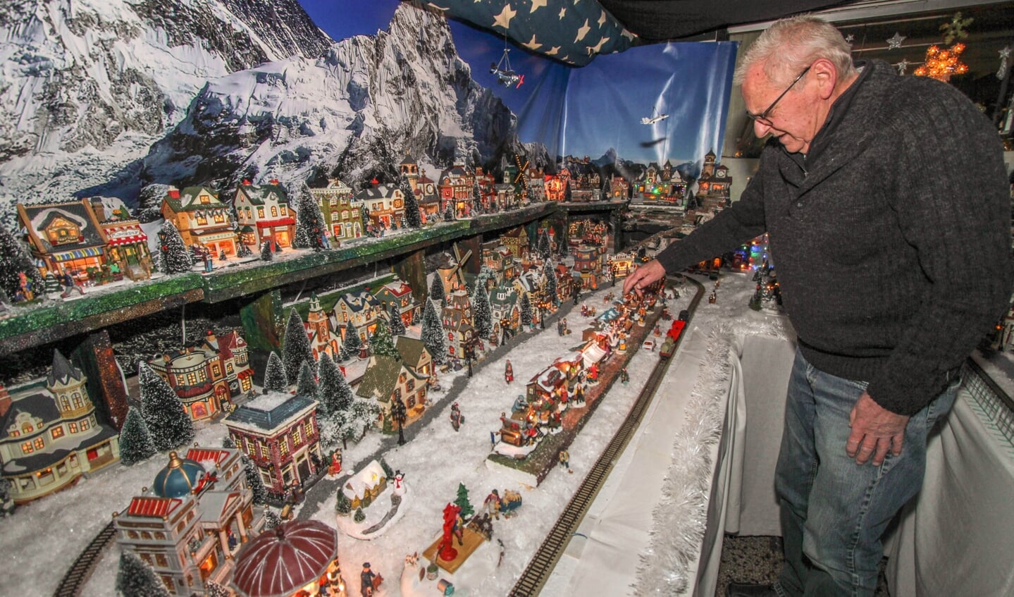 De treinen rijden weer door 'Alzheimer' kerstdorp Uitgeest. In negen jaar is het wintertafereel van bouwer Ron de Boer behoorlijk uit de hand gelopen.