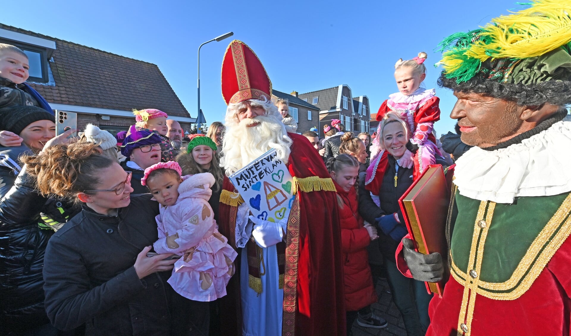 Sinterklaas werd, na twee jaar niet te zijn geweest , warm onthaald. 