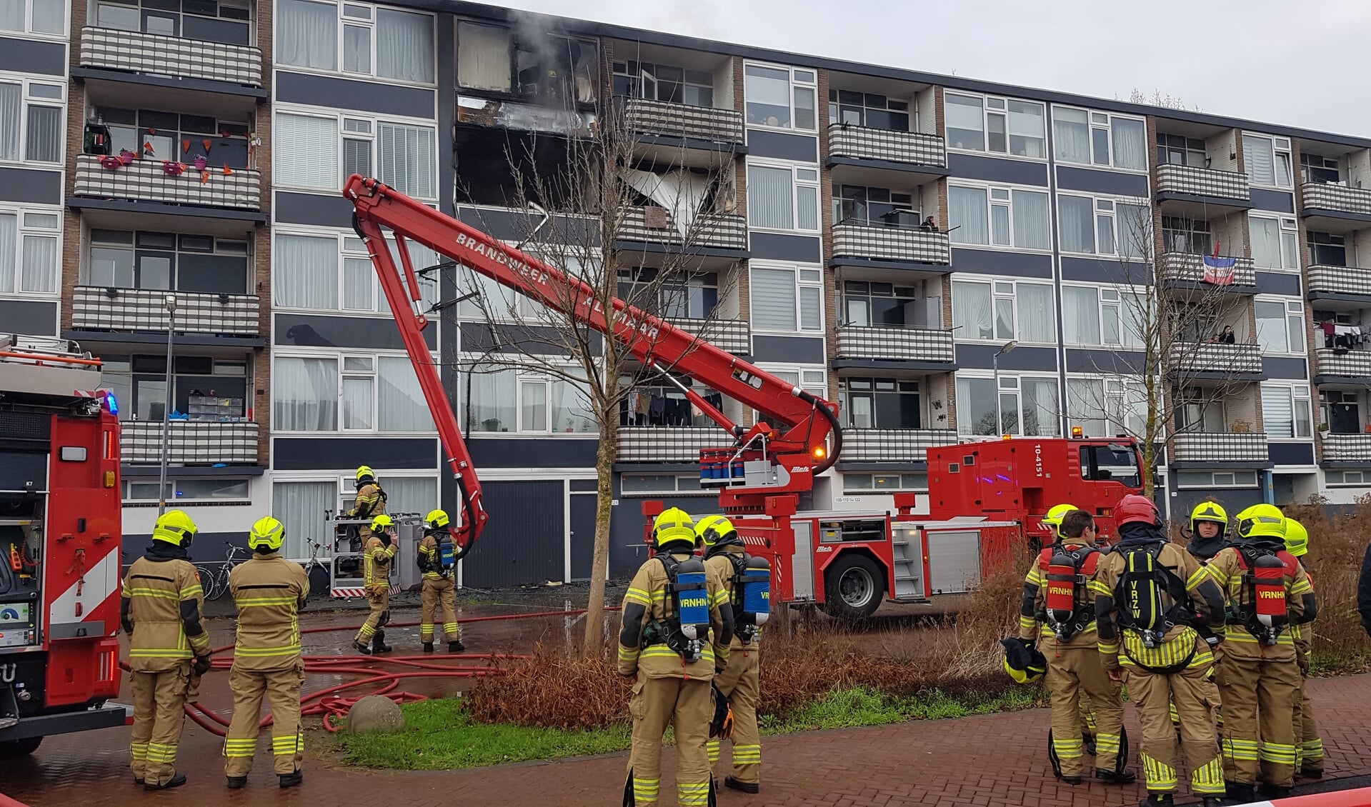 Rond 14.00 uur vanmiddag is een grote brand ontstaan in een appartementencomplex aan de Mesdaglaan.
