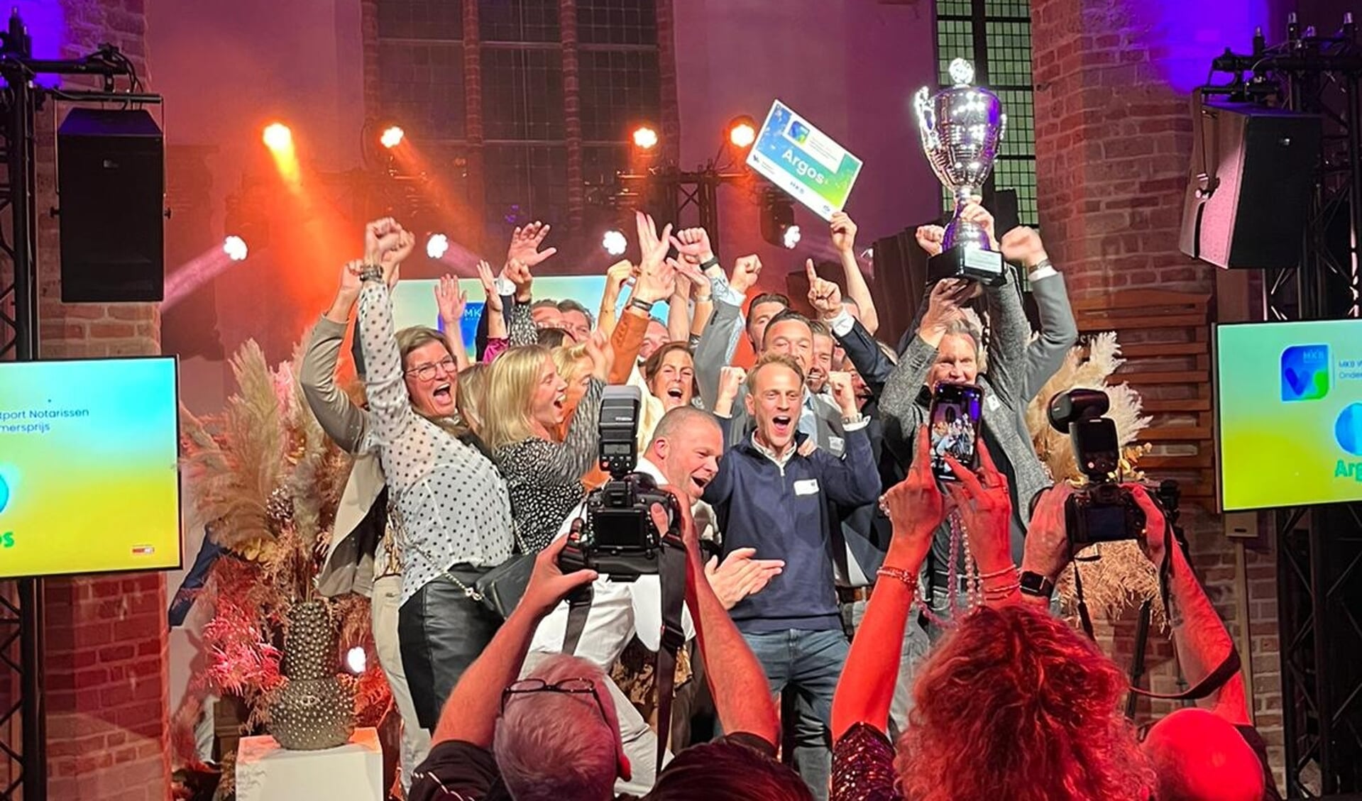 Het team van Argos viert feest.