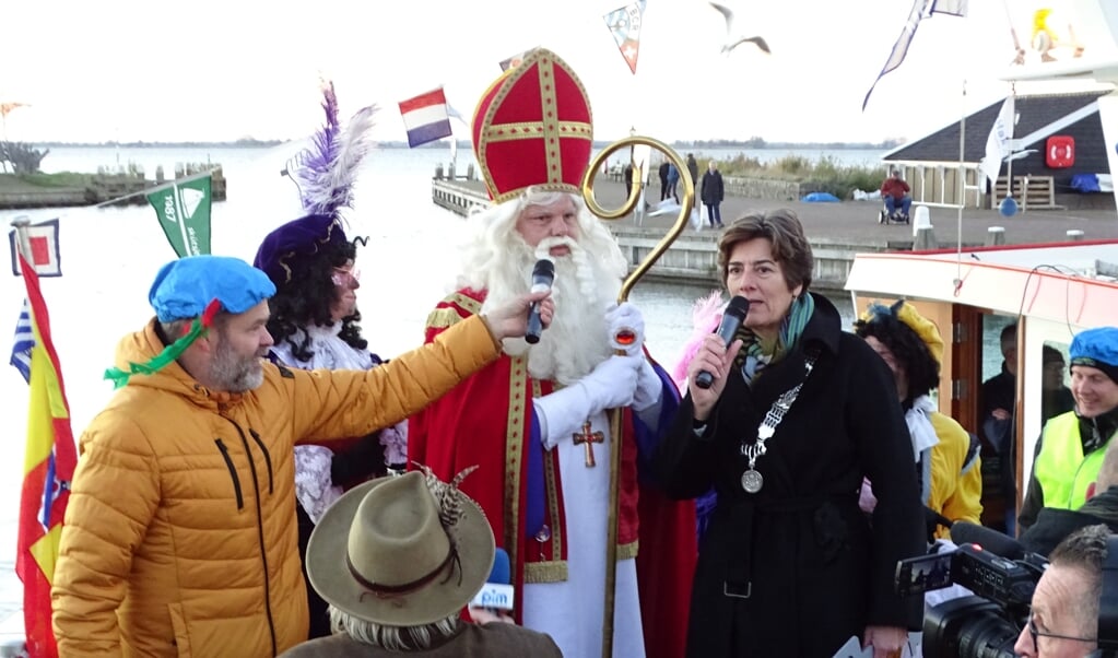 Burgemeester Van der Weele verwelkomt Sinterklaas in Marken.