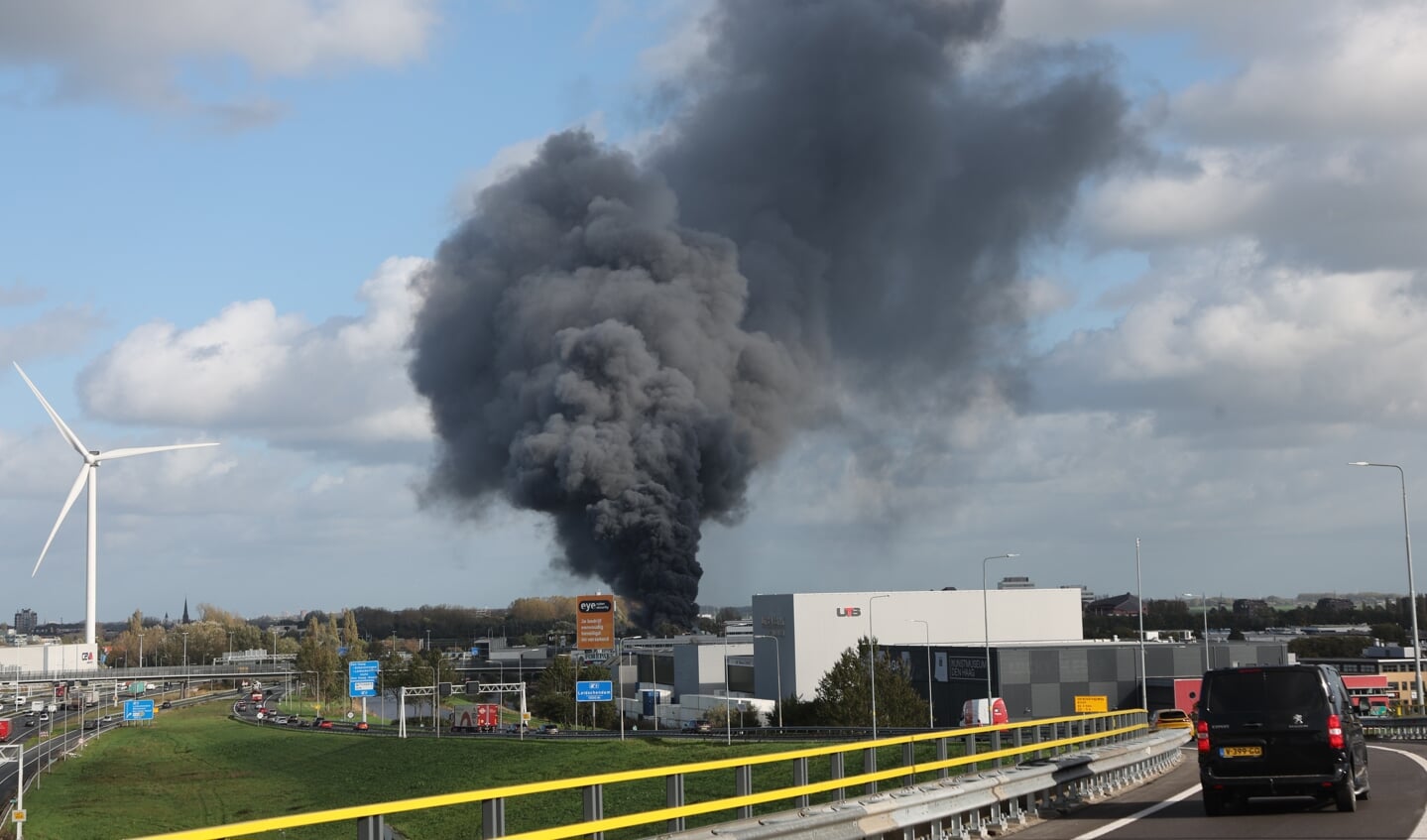 Zeer grote uitslaande brand in Den Haag