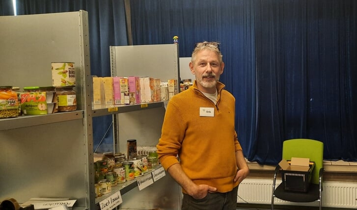 Erik Guit van Kledingbank Noord-Holland Noord waar nu ook een ruimte is om voedselpakketten uit te delen 