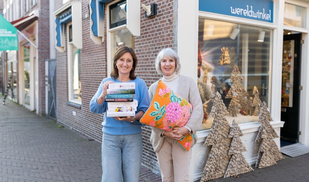 Stefanie Schulte van het Leesteken (links) en José Oudendijk van de Wereldwinkel zijn ondernemers die zorgen voor een sterk aanbod in het hele winkelgebied.